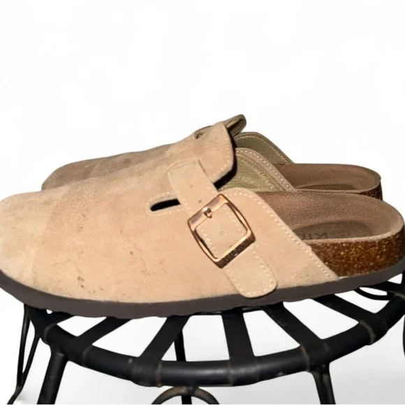 Women’s Tan Suede Slip-On Shoes - Picture 4 of 6